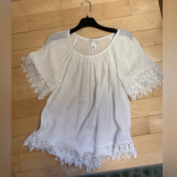 LINDA LEAL Small White Boho Blouse with wide lace trim. - Picture 8 of 11